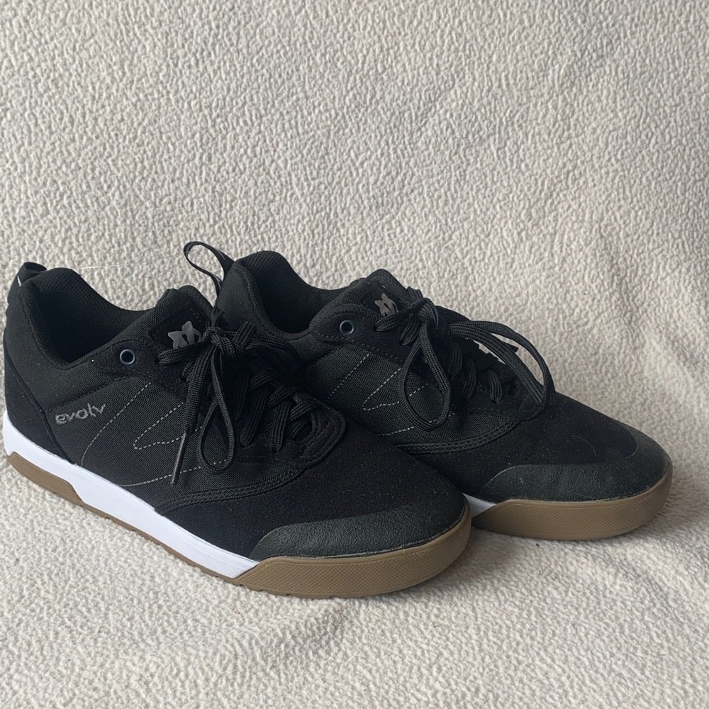 Evolv womens 9 or Men's 8  new Black Skate Shoes